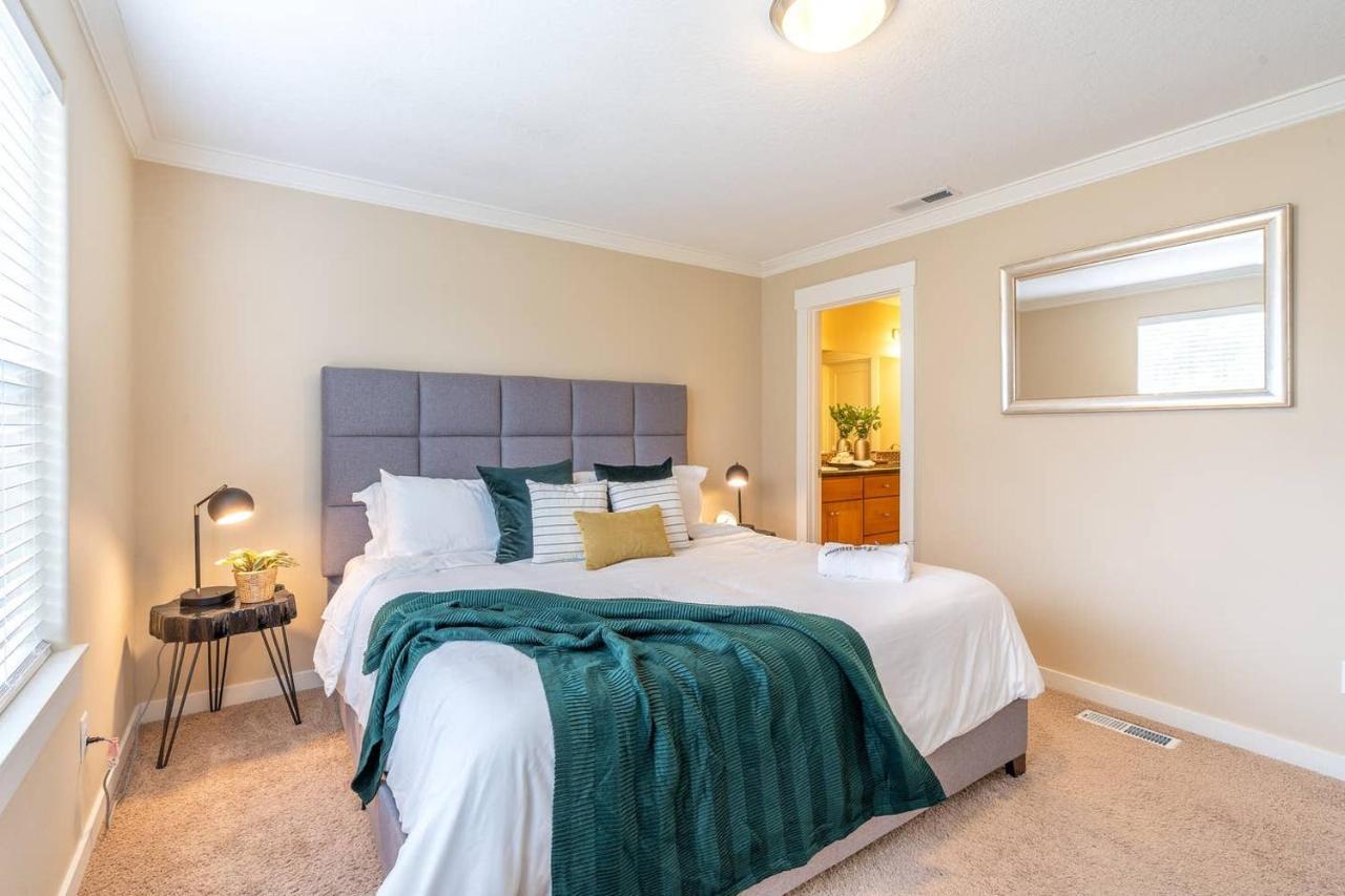 Modern Home, Four Bedrooms, King Beds Tigard Exterior photo